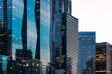 Şehir mimarisi. Modern ofis binasının mimarisi. Gece Şehri gökdeleni. İş gökdeleni binası. İş alanında mimari bir bina. Geceleri cam gökdelen. Gece şehir manzarası.