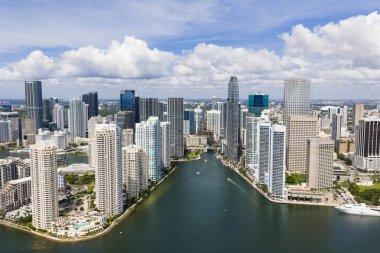 Brickell gökdelenlerinin hava görüntüsü. Miami şehir merkezinin modern manzarası