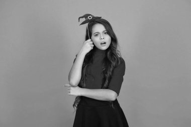 Tüm Cadılar Bayramı cadıları. Komik parti malzemeleri. Cadılar Bayramı partisi malzemesi olan bir kız. Mutlu Cadılar Bayramı. Cadılar Bayramı partisi için turuncu giyinmiş bir kız. Şeker mi şaka mı? Tüm Cadılar Bayramı parti kutlaması.