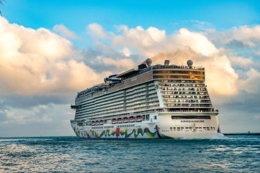 Miami, Florida, ABD - 16 Aralık 2024: Norveç yolcu gemisi yolculuğu. Yaz tatilinde gemi turu. Norveç yolcu gemisi. Gemi turu ve deniz seyahati. Gemi Miami limanından ayrılıyor..