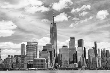 Hudson River, New York 'tan Manhattan manzarası. ABD, New York, Manhattan. Aşağı Manhattan silueti. New York, Birleşik Devletler. Manhattan 'da New York şehrinin silüeti.