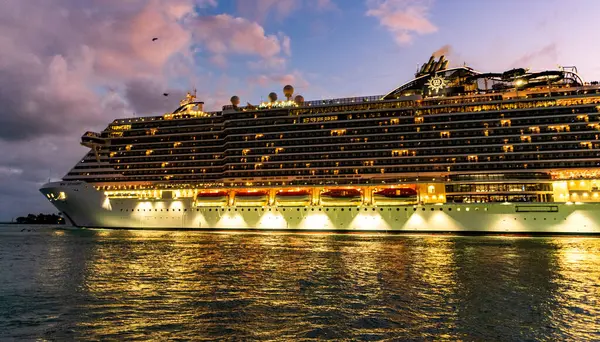 Miami, Florida, ABD - 16 Aralık 2024 Yaz Tatili Seyahati. MSC yolcu gemisinde. Gemi turu ve deniz seyahati. Akşamları gemi aydınlanır. MSC Sahil Yolcu Gemisi Yolculuğu.