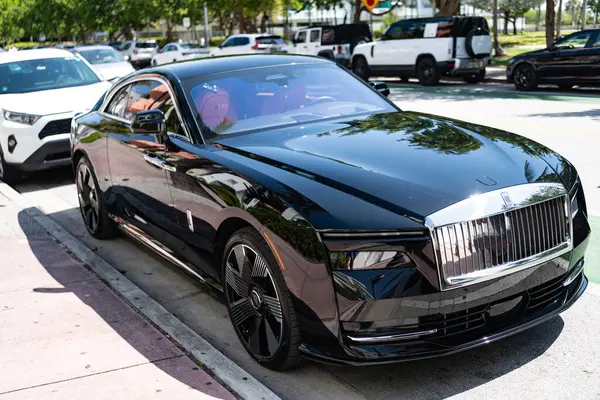 Miami, Florida, ABD - 12 Nisan 2025: Car Rolls Royce Spectre açık havada park etti. Siyah elektrikli araba, köşe manzaralı. 2024 Rolls Royce Spectre coupe elektrikli Grand Tourer. Elektrikli araba Rolls Royce Spectre.