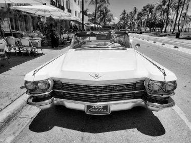 Miami Beach, Florida USA - 5 Haziran 2024 Cadillac Coupe DeVille Ocean Drive Miami Beach