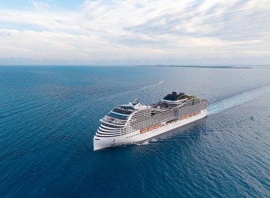 Hava manzaralı lüks bir yolcu gemisi. Gemi Miami sahil limanından ayrılıyor. Gemi seyahati. Yaz tatilinde hava manzaralı yolcu gemisi. Gemi seyahati ve deniz yolculuğu. Denizin ötesine yolculuk.