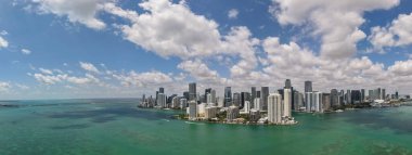 Miami 'nin gökyüzü manzarası. Brickell Miami 'nin Panorama şehri. Florida sahil şeridinin insansız hava aracı görüntüsü. Gökdelenleri olan Miami gökdelenleri. Yazın Miami 'nin hava manzarası
