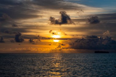 Deniz batımı manzaralı. Yaz tatilinde bulutlu gün batımı gökyüzü ve deniz manzarası. Akdeniz 'in doğuşuyla gökyüzü. Deniz doğasında sakin bir ufuk. Deniz manzaralı romantik yaz tatili. Gün doğumu gökyüzü ufku.