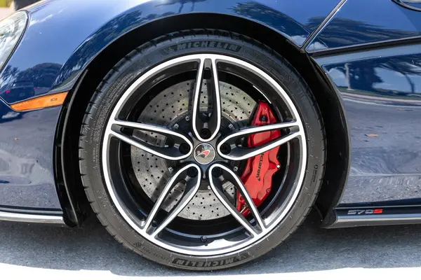 Miami, Florida, ABD - 19 Nisan 2025: siyah spor arabası, tekerlek manzaralı. 2020 McLaren 570 S spor araba. Lüks spor araba McLaren 570 'ler. Araba McLaren 570 dışarıda park halinde..