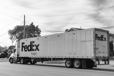 Chicago, ABD - 21 Ağustos 2024: Yolda FedEx konteynırlı kamyon. FedEx Şirketi, uluslararası kapsamı olan ABD merkezli bir lojistik şirketi. Federal Express teslimat işinde lider şirkettir..