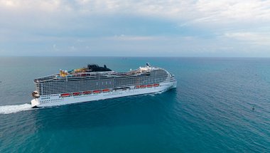 Hava manzaralı lüks bir yolcu gemisi. Gemi Miami sahil limanından ayrılıyor. Gemi seyahati. Yaz tatilinde hava manzaralı yolcu gemisi. Gemi seyahati ve deniz yolculuğu. Denizin ötesine yolculuk.