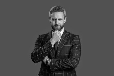 Resmi takım elbise giyen bir iş adamı. Takım elbiseli adam liderliği temsil ediyor. İş liderliği ve başarı. İşadamı lider koltuğunda. İş başarısı. Profesyonel lider CEO. Müşteri memnuniyeti.