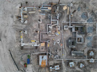 Mimari yapım aşamasında. En tepeden inşaat alanı. Yapı tasarım mühendisliği. İnşaat alanında inşaat mühendisliği. İnşaat mimarisi formu. Mimari bina.