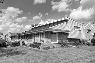 Özel aile evi. Mahalle mimarisi. Mahallede mülk. Konut mülk evi. Konut mimarisi. Banliyö mahallesi. Banliyö ev mimarisi. Kişisel tasarım.