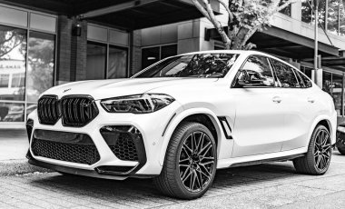 Seattle, WA, ABD - 22 Temmuz 2024: 2020 BMW x6 m beyaz. BMW, lüks araç ve motosiklet üreticisi bir Alman çokuluslu üreticisi. BMW prestijli bir arabadır.