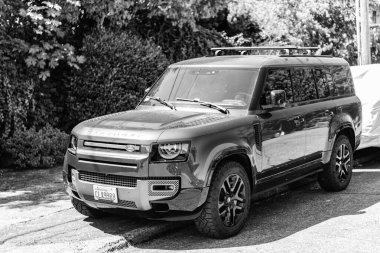 Seattle, WA, ABD - 3 Temmuz 2024: Land Rover Defender 130 SUV koyu gri ön köşe manzaralı.