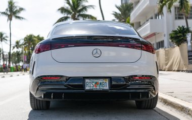 Miami, Florida, ABD - 05 Aralık 2024: Mercedes Benz EQS elektrikli araba beyaz ve siyah araba. Lüks elektrikli Mercedes Benz EQS. Mercedes Mercedes Benz açık havada. Mercedes Benz EQS, nadir bir manzara.