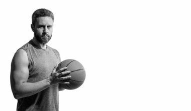 Basketbol topu olan adam. Profesyonel basketbolcu eğitimi beyazda izole edilmiş. Kaslı adamın spor motivasyonu var. Spor ve hobi. Basketbolcu adam profesyonel oynuyor. Yetenek geliştirme.