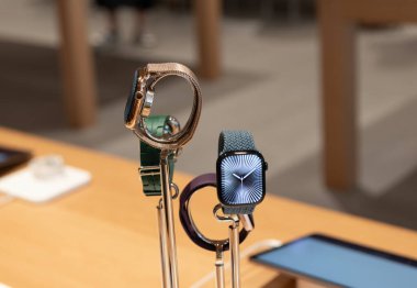 Chicago, Illinois, ABD - 24 Ekim 2024: Marka logolu Apple saati. Apple adında bir markanın logosu. Logotype şirketi Apple. Akıllı saat aleti sergileniyor. Apple mağazası.