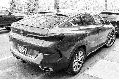 New York, ABD - 15 Mart 2024: BMW X6 lüks otomobil dışarıda park edilmiş, arka manzara.