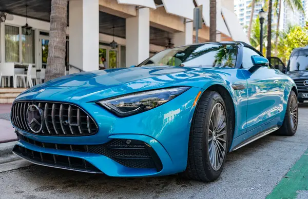 Miami, Florida, ABD - 12 Nisan 2025 üstü açık Mercedes Benz SL. Mercedes Benz SL dışarıda park halinde. Mavi spor araba, alçak köşe manzaralı. 2024 Mercedes Benz SL üstü açık spor araba.