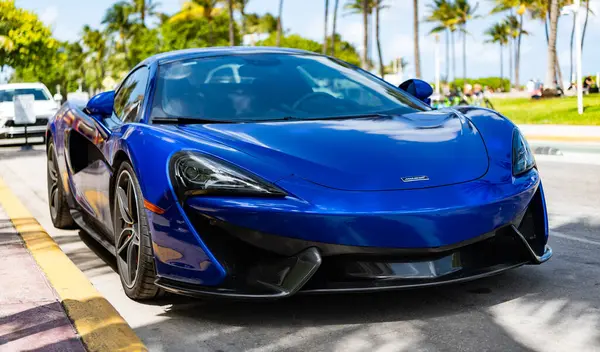 Miami, Florida, ABD - 19 Nisan 2025: Car McLaren 570 açık hava parkı. Mavi spor araba, köşe manzaralı. 2018 McLaren 570 S spor araba. Lüks spor araba McLaren 570 'ler..