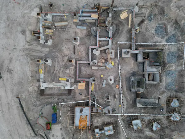 Mimari yapım aşamasında. En tepeden inşaat alanı. Yapı tasarım mühendisliği. İnşaat alanında inşaat mühendisliği. İnşaat mimarisi formu. Mimari bina.