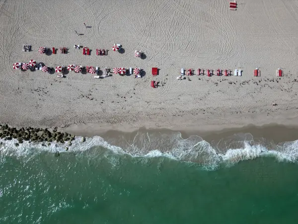 Yaz tatili. Tropik sahil şeridi. Yaz tatili. Yazın deniz kenarında tatil. Deniz, plaj şemsiyesi altında rahatlar. Denize açılın. Güneş yatağı ve şemsiyeli kumsal manzarası.