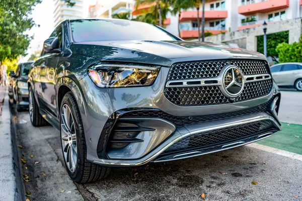Miami, Florida, ABD - 07 Nisan 2025 Mercedes Benz GLE coupe car. Coupe Mercedes Benz GLE. Mercedes Benz GLE dışarıda park halinde. Gri araba, alçak görüntü..