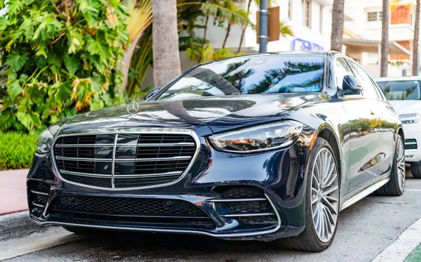 Miami, Florida, ABD - 07 Nisan 2025 Mercedes Benz S Sedan Car. Lüks sedan Mercedes Mercedes Mercedes Mercedes Mercedes Mercedes Benz açık havada parladı. Siyah araba, alçak görüş..