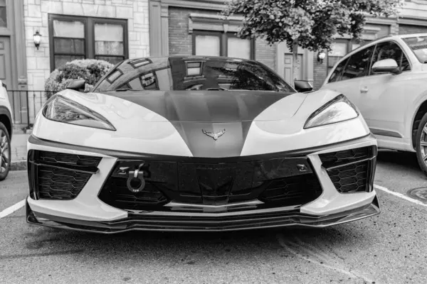 New York City, ABD - 20 Mayıs 2024: 2022 Chevrolet Corvette spor arabası. Chevy spor arabası, siyah ve sarı. Chevrolet Corvette 'in spor arabası dışarıda park edilmiş. Chevrolet Corvette, alçak görüş..