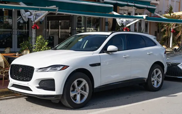 Miami, Florida, ABD - 17 Aralık 2024: 2020 Jaguar F PACE beyaz araba. Lüks araba Jaguar F PACE. Araba beyazı renkli Jaguar F PACE dışarıda park edilmiş. Jaguar F PACE, yan görünüm.