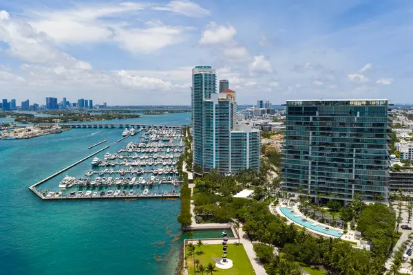 Lüks yat Miami marinasına yanaştı. Miami 'deki kıyı şeridinin havadan görüntüsü. Yelkenli Miamis kıyısı boyunca ilerliyor. Limanın üstündeki Miami silueti