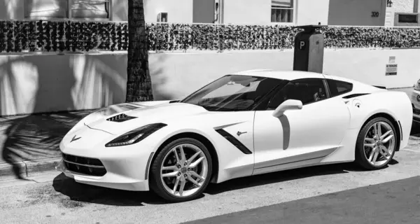 Miami Beach, Florida USA - 9 Haziran 2024: Chevy Corvette Stingray C7 Miami Beach 'te. Beyaz Chevy Corvette