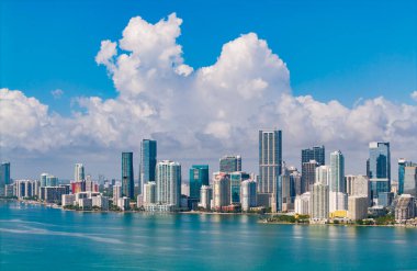 Miami Brickell 'in ünlü simgeleri. Miami 'deki Brickell' in insansız hava aracı görüntüsü. Brickell bölgesinde iş. Biscayne Körfezi Florida ikonik şehir kıyıları gündüz gözüyle
