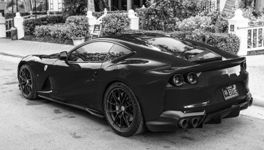 Miami Beach, Florida USA - 9 Haziran 2024: 2019 Ferrari Portofino Miami plajında kırmızı. Ferrari lüks İtalyan markasıdır.