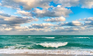 Deniz manzarasında romantik bir yaz tatili. Günbatımı denizi ve deniz manzarası. Deniz ufku manzarası. Yaz tatilinde bulutlu gökyüzü ve deniz manzarası. Deniz ufkuyla gökyüzü. Deniz doğası ile sakin bir ufuk. Gün batımında Ufuk.