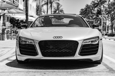 Miami Beach, Florida USA - 5 Haziran 2024: 2014 Audi R8 yeşil lüks araba Miami plaj caddesinde. Audi R8 okyanus manzaralı.