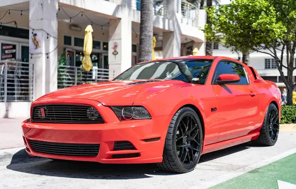 Miami, Florida, ABD - 12 Nisan 2025: 2014 Ford Mustang GT spor arabası. Lüks spor araba Ford Mustang GT. Araba Ford Mustang GT dışarıda park halinde. Kırmızı spor araba, köşe manzaralı.