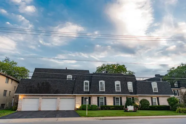 Özel ev. Mahalle mimarisi. Mahallede mülk. Konut mülk evi. Konut mimarisi. Banliyö mahallesi. Banliyö ev mimarisi. Geçici konut.