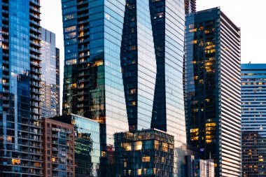 Gece Şehri gökdeleni. İş gökdeleni binası. İş bölgesinde mimari bir bina. Geceleri cam gökdelen. Gece manzarası. Şehir mimarisi. Modern ofis binasının mimarisi..