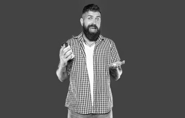 Şaşırdım, olgun adam gri arka planda vitamin kavanozu tutuyor..