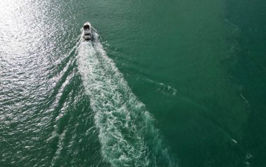 Yaz denizi kıyısında bir tekne turu. Denizdeki lüks yat teknesi. Yaz tatili. Lüks yat manzaralı. Motorlu teknenin panorama hava görüntüsü. Marinaya yüzen bir tekne. Lüks yaşam tarzı.