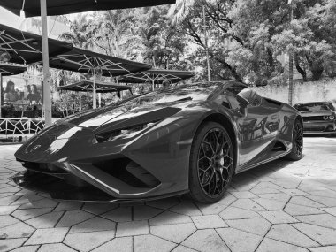 Miami Beach, Florida USA - 8 Haziran 2024: Lamborghini Huracan Miami plajında. Lamborghini lüks bir İtalyan otomobil üreticisi.