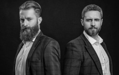 Resmi smokinli şık sakallı erkekler siyah giyiniyor..