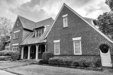 Banliyö ev mimarisi. Banliyöde özel konutları var. Banliyö mahallesi. Özel aile mimarisi. Evin dış tarafı. Banliyö bölgesinde özel bir ev. Konut piyasası.