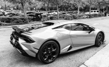 Miami Beach, Florida USA - 9 Haziran 2024 Lamborghini Huracan Tecnica Green Miami plajında. Lamborghini lüks bir İtalyan otomobil üreticisi.