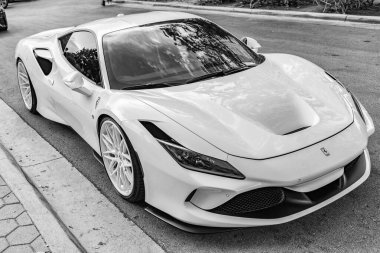 Miami Beach, Florida USA - 9 Haziran 2024: Ferrari F8 Miami plajında. Beyaz Ferrari F8 Tributo Ferrari 'nin özel araba modeli.