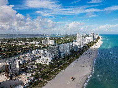 Lüks gökdelenleri ve okyanusları olan Miami şehri. Miami sahil şeridine panoramik drone görüntüsü. Yukarıdan Miami Sahili. En tepeden Miami silueti