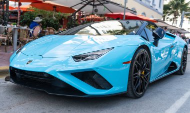 Miami, Florida, ABD - 05 Aralık 2024 Lamborghini Huracan üstü açık spor araba. Lüks Lamborghini Huracan. Araba Lamborghini Huracan açık havada. Lamborghini Huracan EVO, köşe manzaralı.