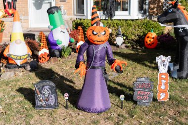 Ürkütücü balkabağı ve mezar. Ölüm günü. Ölü Cadılar Bayramı kabağı. Şeker mi şaka mı? Cadılar Bayramı 'nın tüm bayramlarını kutlayın. Tüm Cadılar Bayramı. 31 Ekim. Cadılar Bayramı şişme dekorasyonu açık havada. Mutlu Cadılar Bayramı.